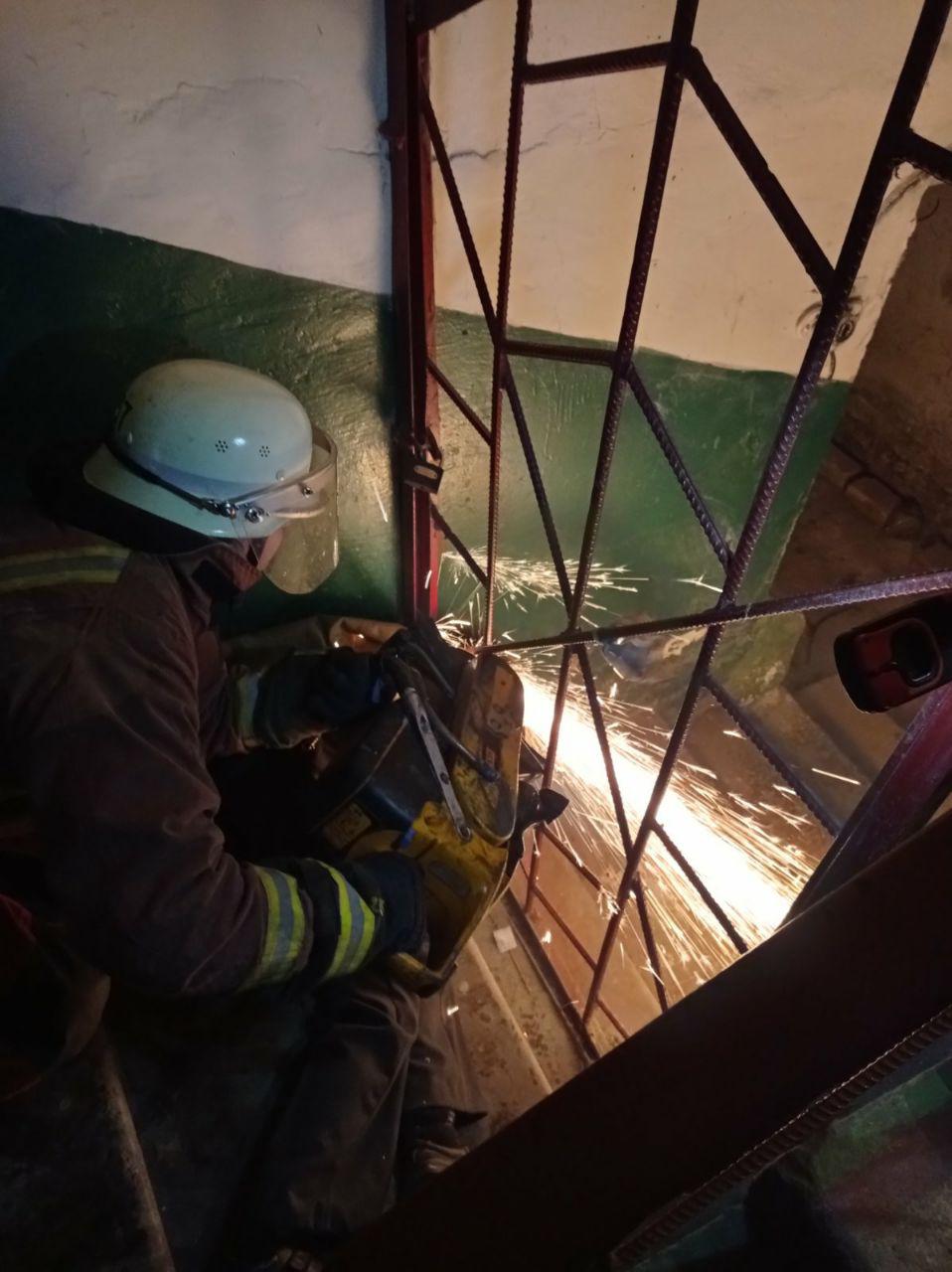 Возле Кропивницкого пенсионер пытался пролезть в подвал через решетку и застрял